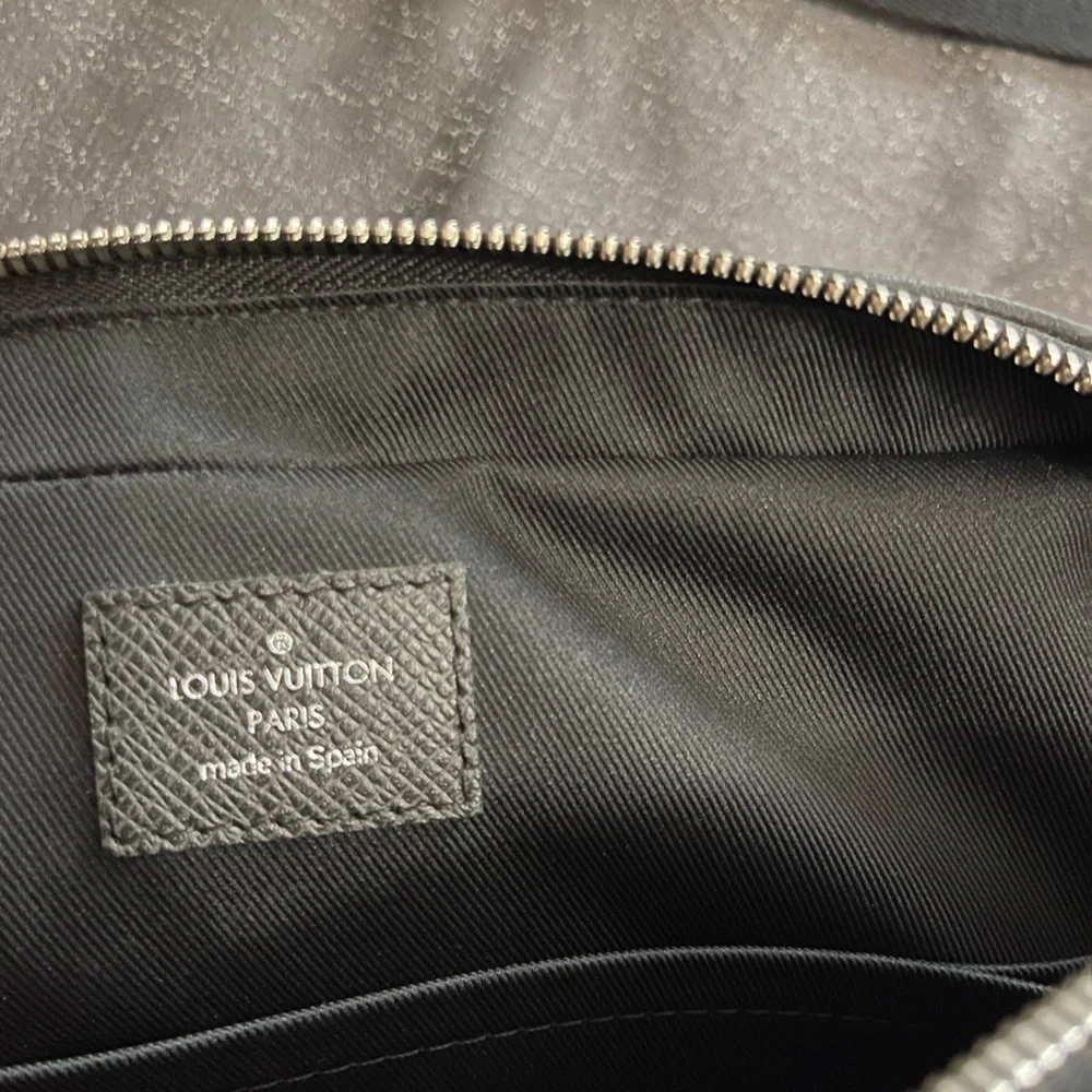 Louis Vuitton men’s cross over bag - Picture 5 of 5